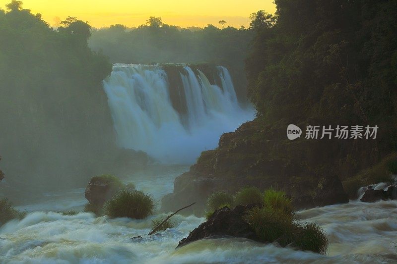 令人印象深刻的伊瓜苏瀑布景观，从长期暴露在戏剧性的日落模糊的运动-田园般的魔鬼的喉咙-巴西的Foz do Iguacu，巴拉那，阿根廷的伊瓜苏港，米塞内斯和巴拉圭-南美